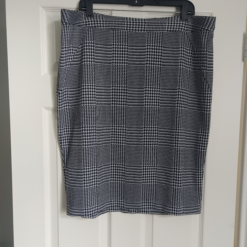 Black & white hounds tooth pattern skirt.